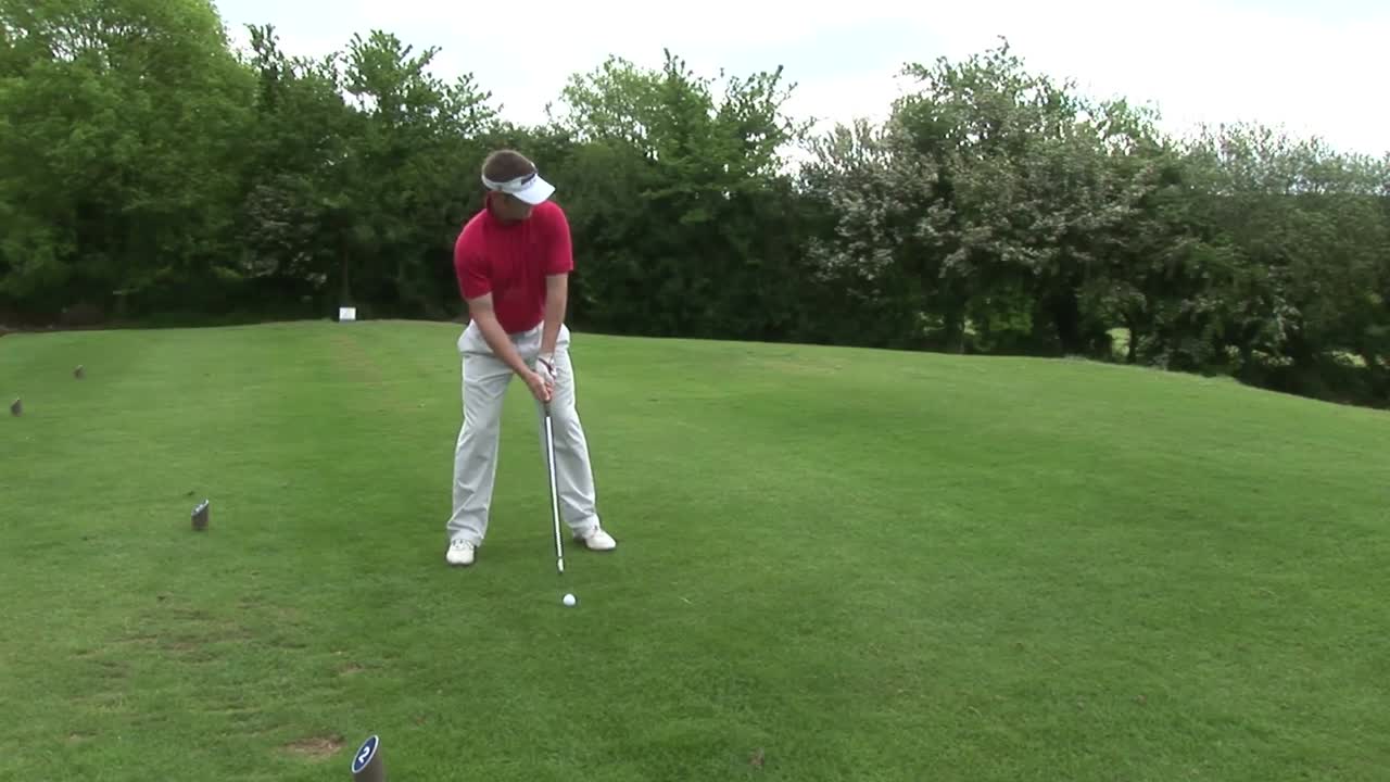 Hombre jugando al golf.