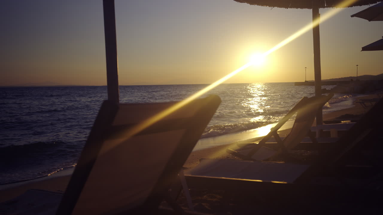 해가 지는 해변 장면