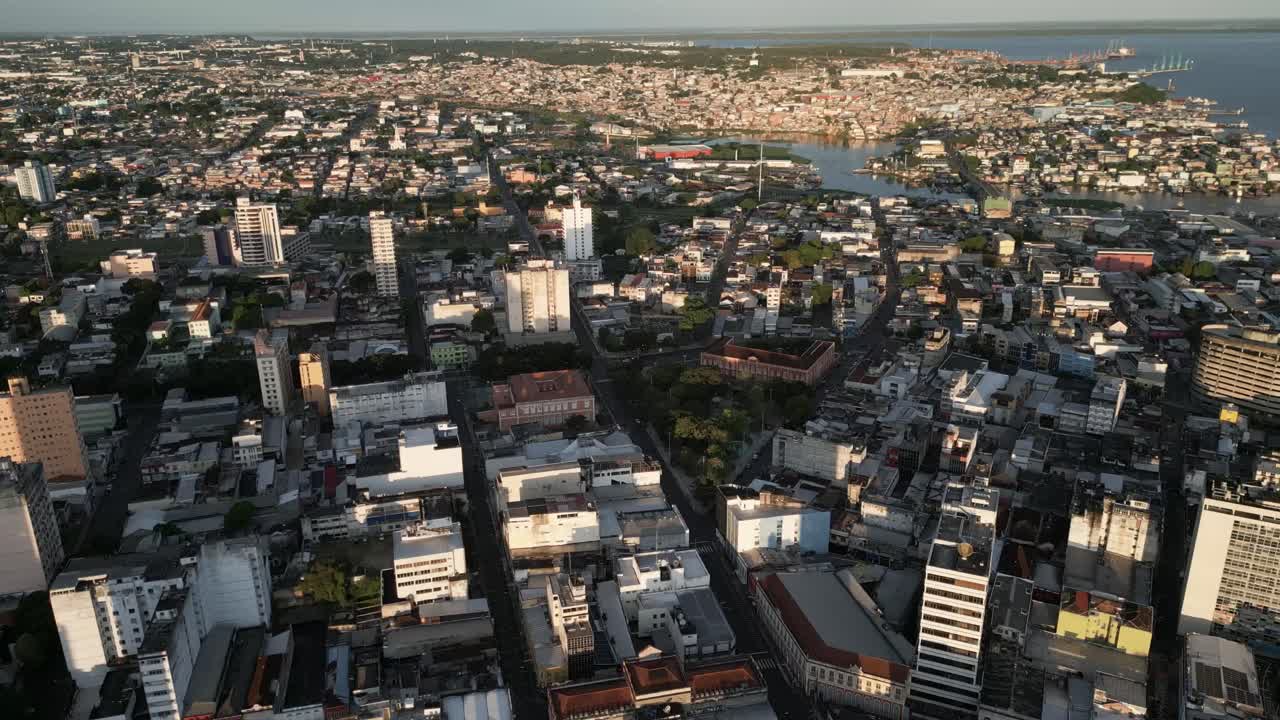 drone vuela sobre manaus, capital del estado de amazonas en brasil, en el corazón de la selva amazónica. imágenes aéreas