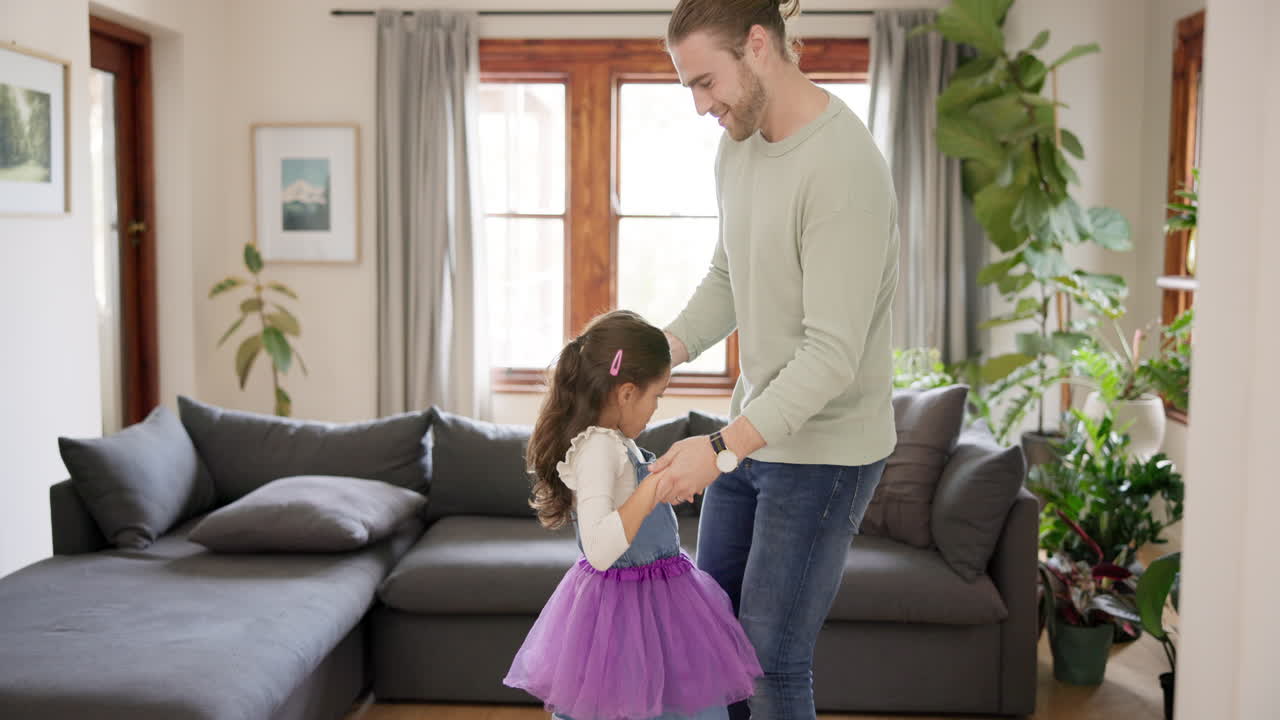 familia, baile y padre con la chica en la sala de estar