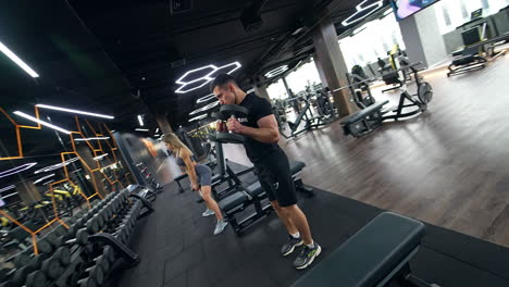 personas que trabajan en un gimnasio