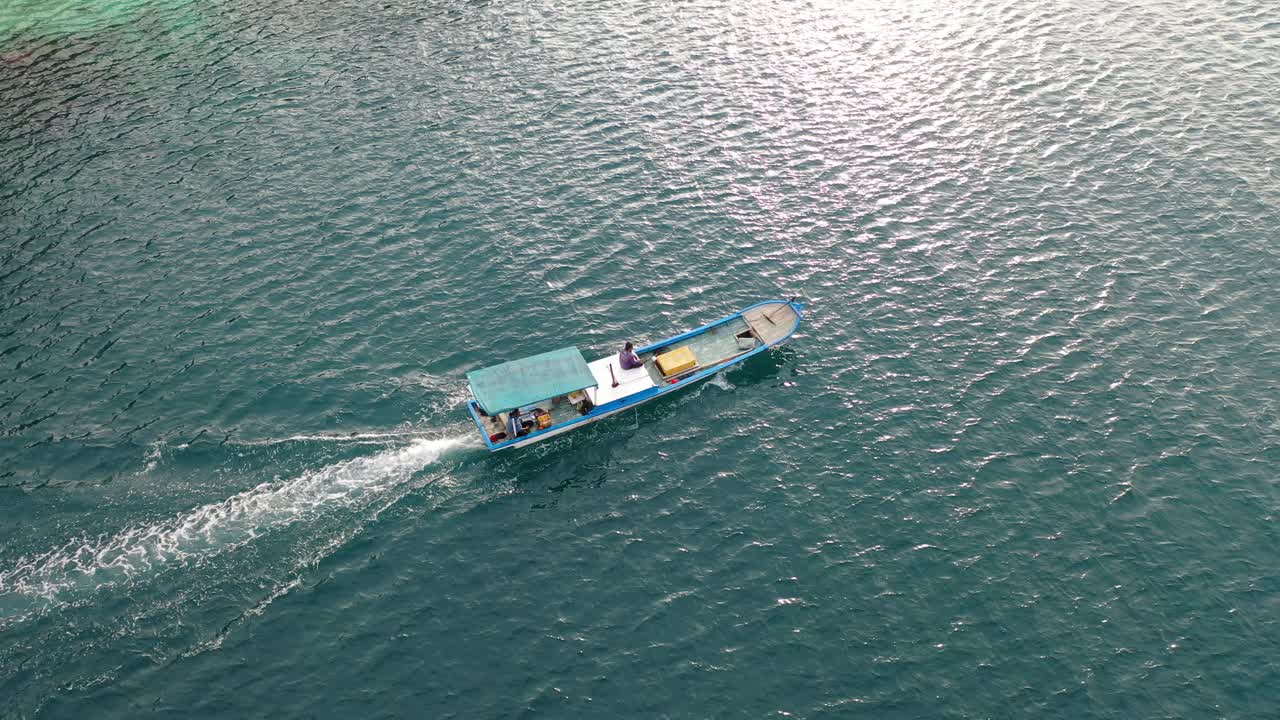 물 위 에 있는 시 배