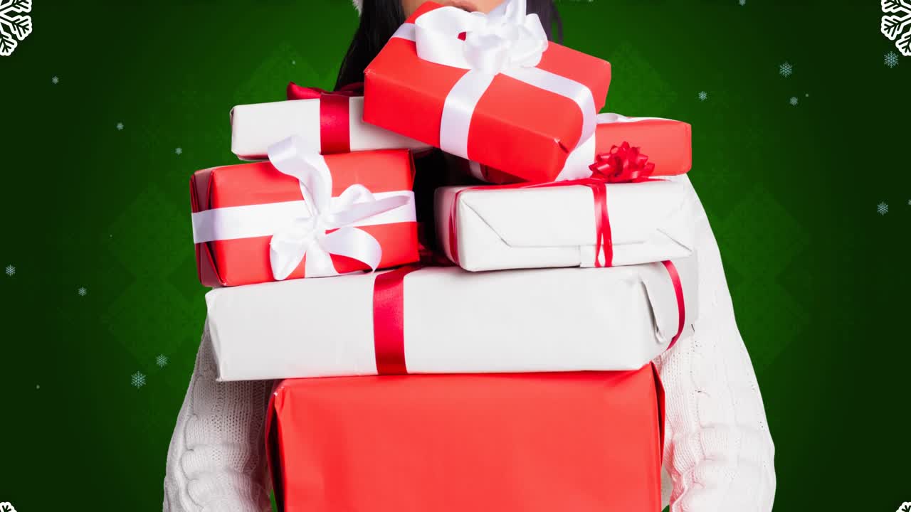 놀란 백인 여성이 산타 옷을 입고 초록색 바탕에 선물을 보관하는 애니메이션