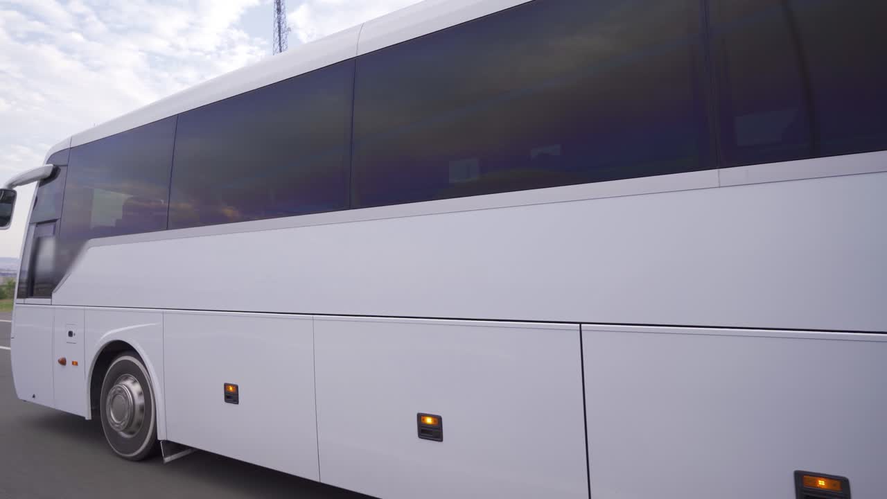 autobús en primer plano en la autopista.