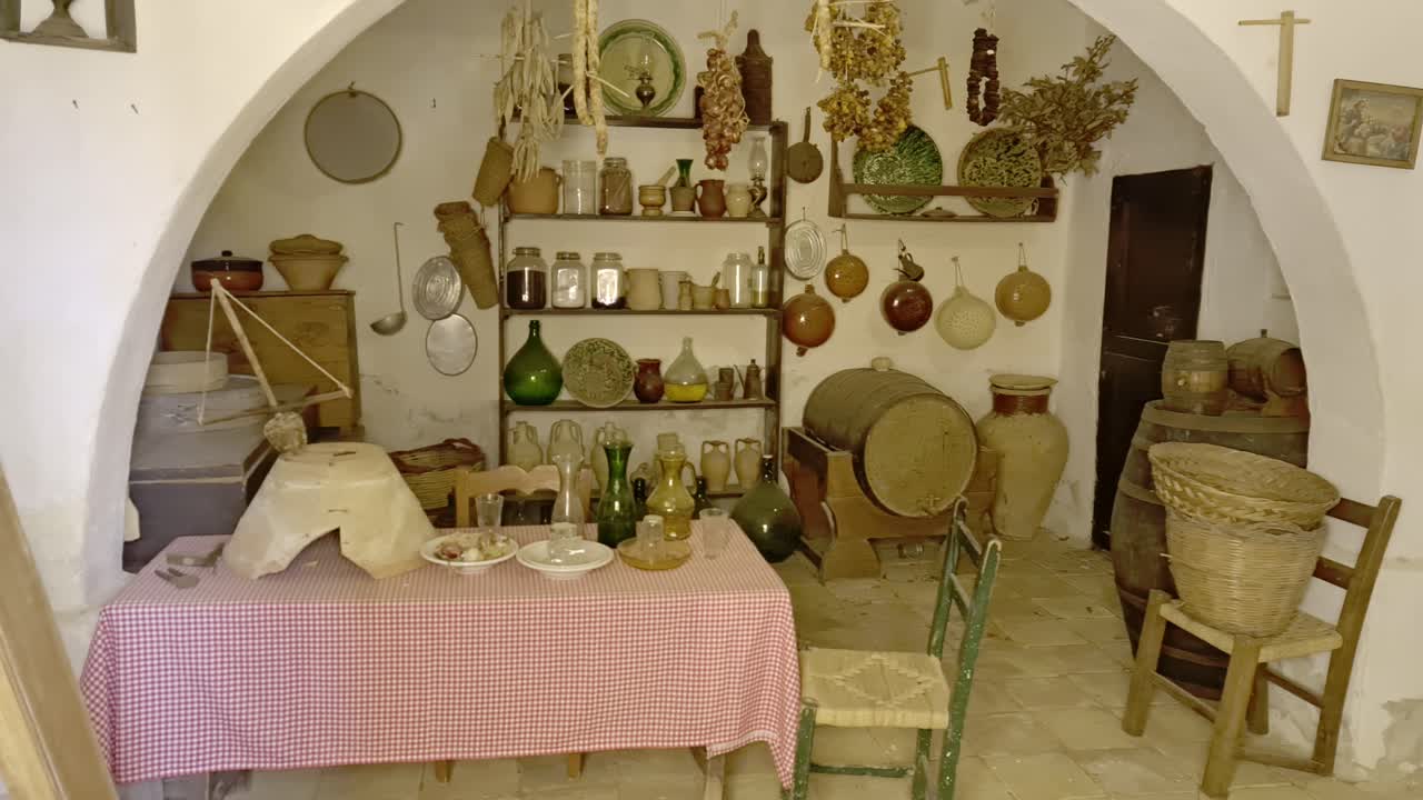 antigua vida rural en el comedor familiar de mangiapane en el museo del pueblo rural de custonaci en sicilia, italia