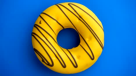 el donut glazado de primer plano.