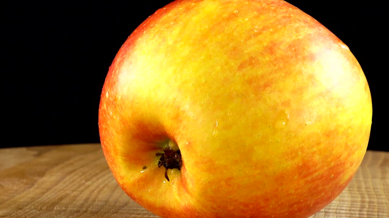 Æbler på sort baggrund. Skærebræt i bevægelse.
