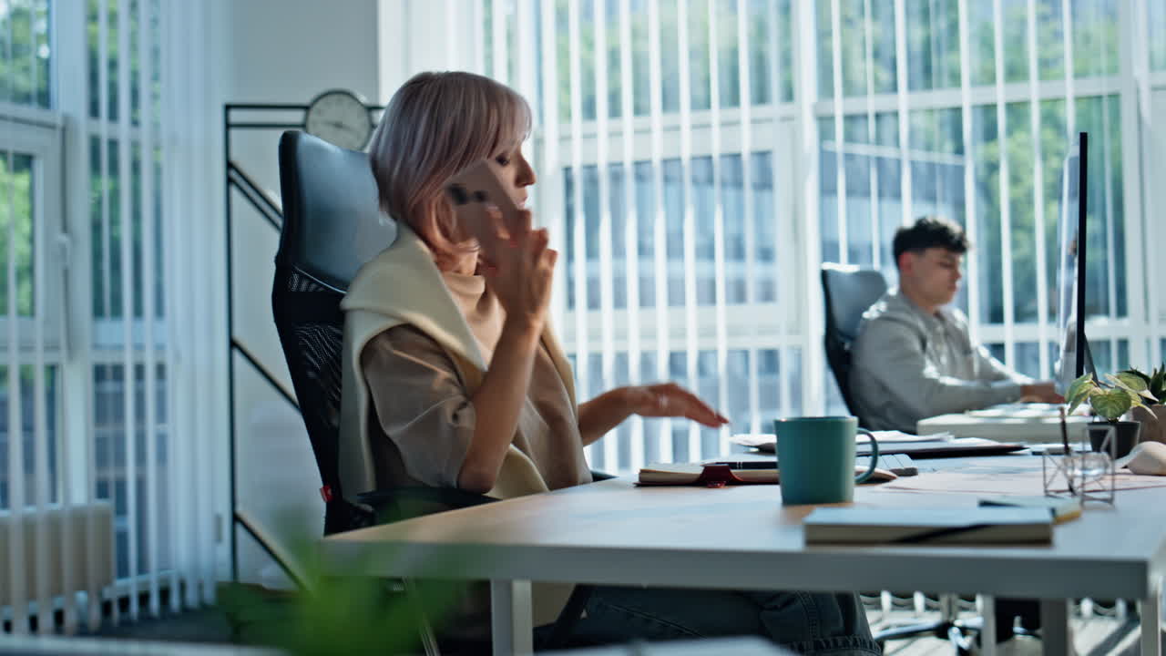 Bekymret medarbejder ringer fra mobiltelefonen på arbejdspladsen i nærbillede. Ked af det chef taler