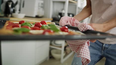 video de sacar una pizza casera del horno