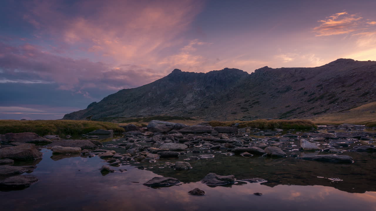 timelapse durante el atardecer en las montañas de guadarrama, laguna de los pájaros