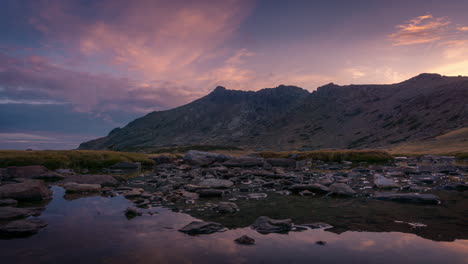 Timelapse-During-Sunset-In-Guadarrama-Mountains,-Laguna-De-Los-Pájaros