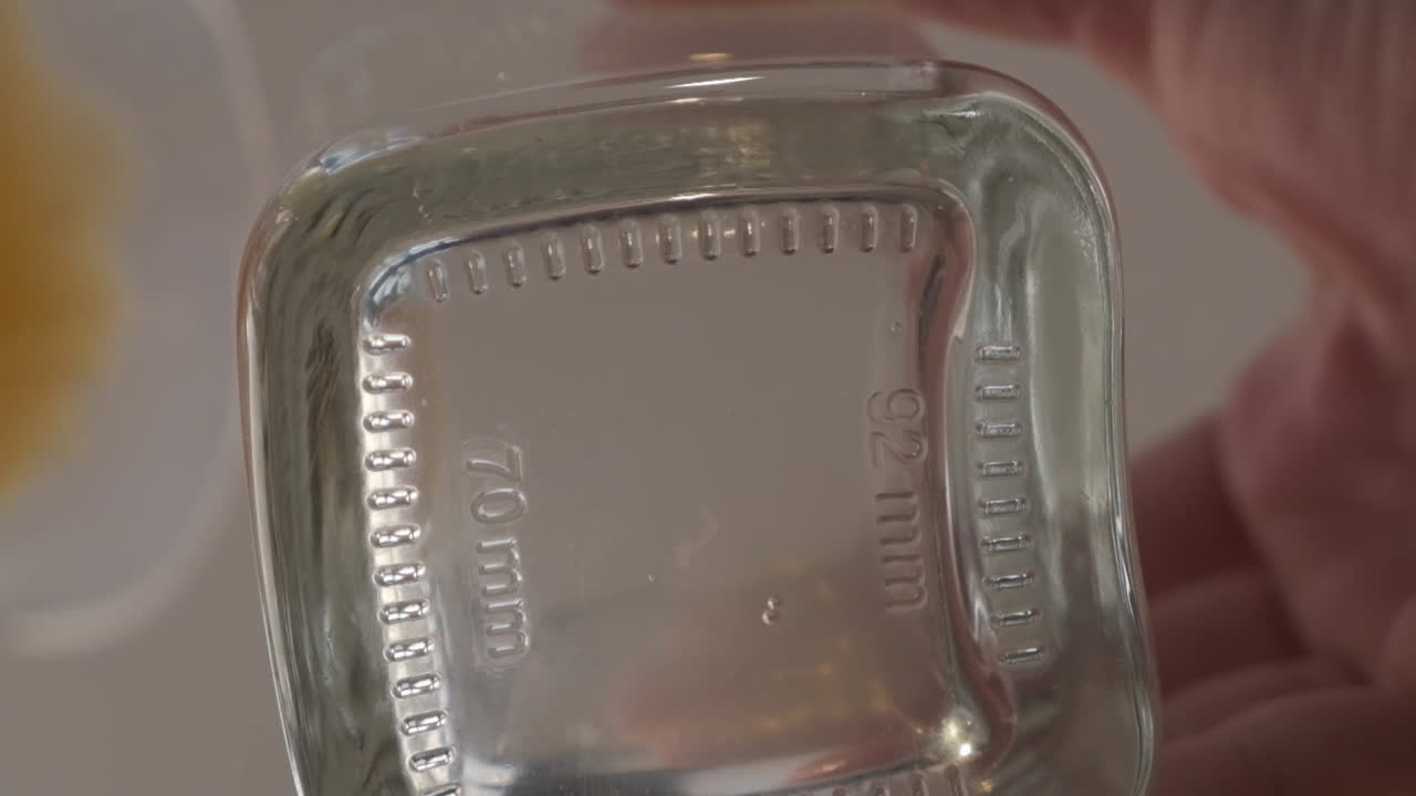 verter delicioso jugo de naranja - vista inferior - cámara lenta