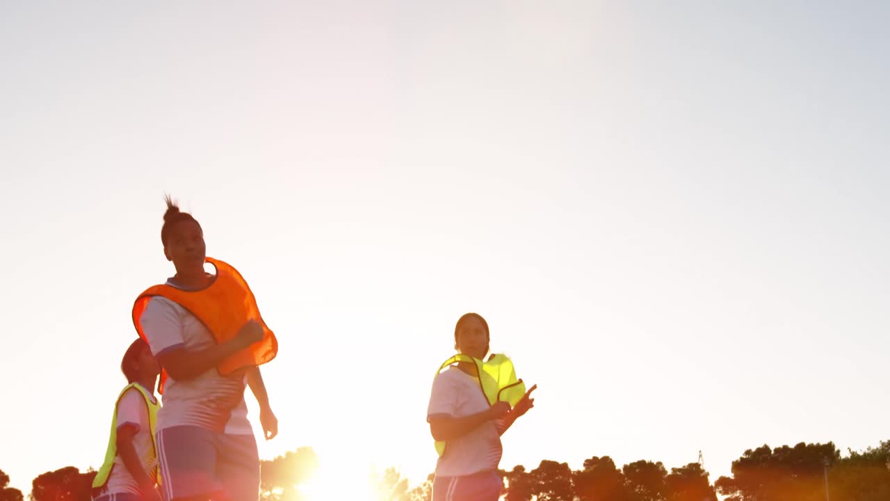 다양한 여성 축구 팀 훈련의 측면 보기 4k