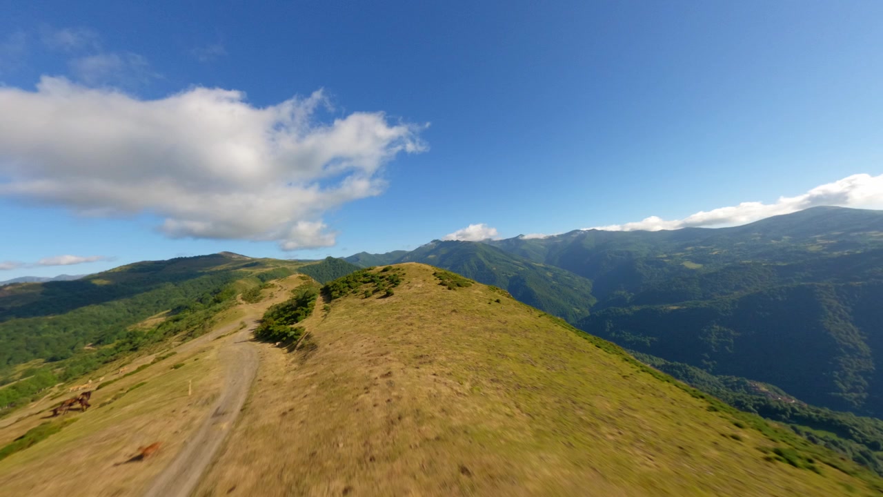 Filmato aereo con drone FPV che attraversa una miniera di carbone a cielo aperto abbandonata a Coto Bello, Aller, Asturie, Spagna