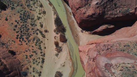 Descendiendo-En-El-Cañón-Del-Río-Paria-En-El-Bosque-Desértico-De-Utah,-Estados-Unidos