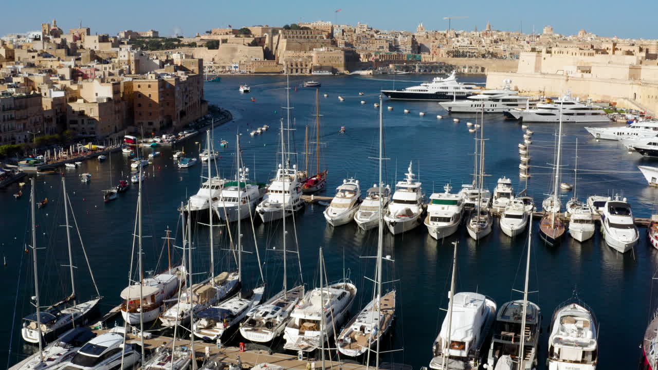 Yacht al cantiere navale nell'antica città fortificata di Birgu a Malta