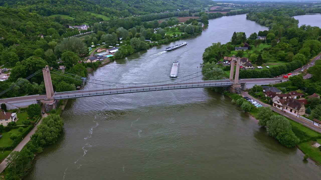 barcaza y puente colgante en el río sena, les andelys, francia