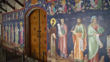 la pared pintada en un monasterio representa a los santos apóstoles