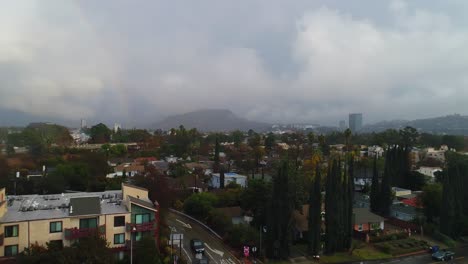 Imágenes-Aéreas-De-Drones-De-4k-De-La-Ciudad-De-Estudio,-Ca-Con-Lluvia,-Cielos-Nublados-Y-Un-Arco-Iris