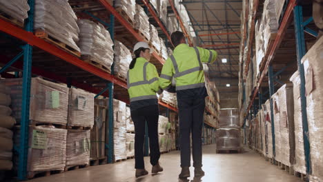 trabajadores del almacén inspeccionando el inventario