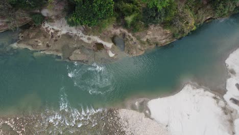 Toma-Aerea-Del-Caudal-Del-Rio-En-Barinas