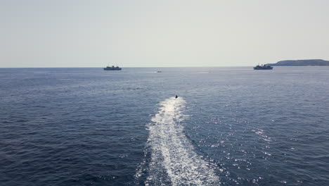 Paar-Fährt-Jetski-In-Malta,-Blaues-Meer,-Yachten,-Sommer