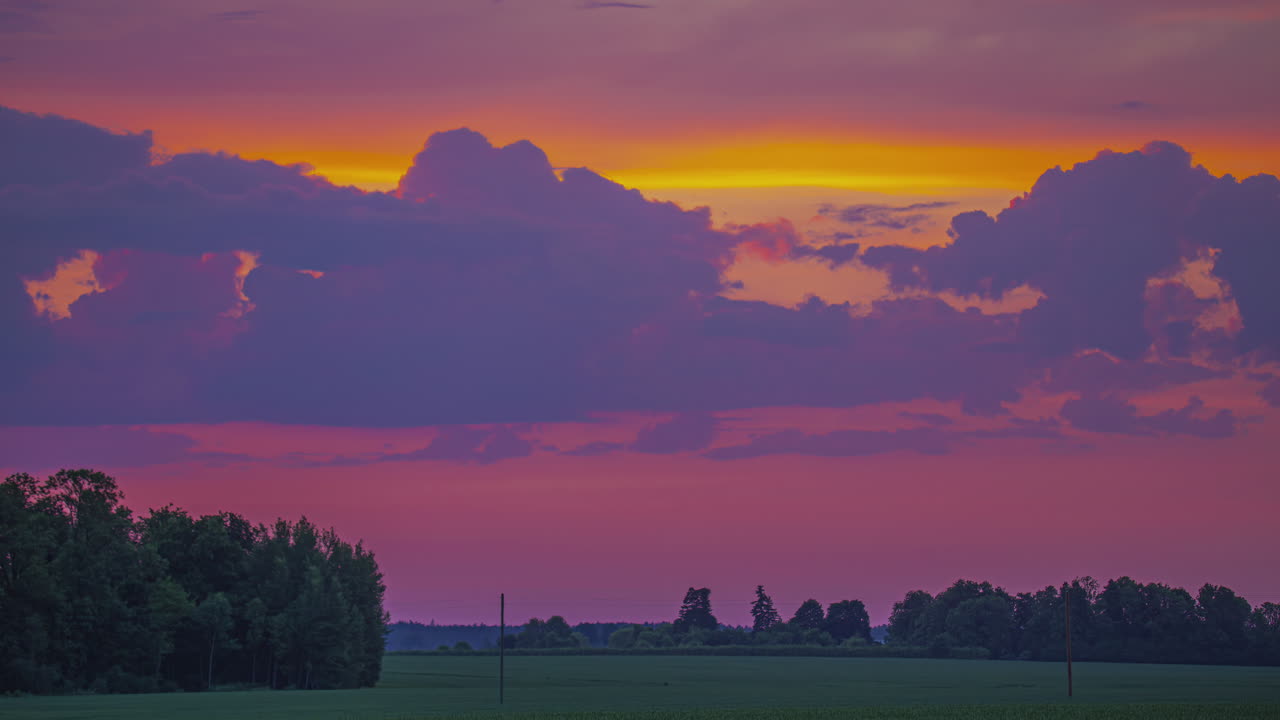 cielo colorido al atardecer con nubes ondulantes sobre el campo