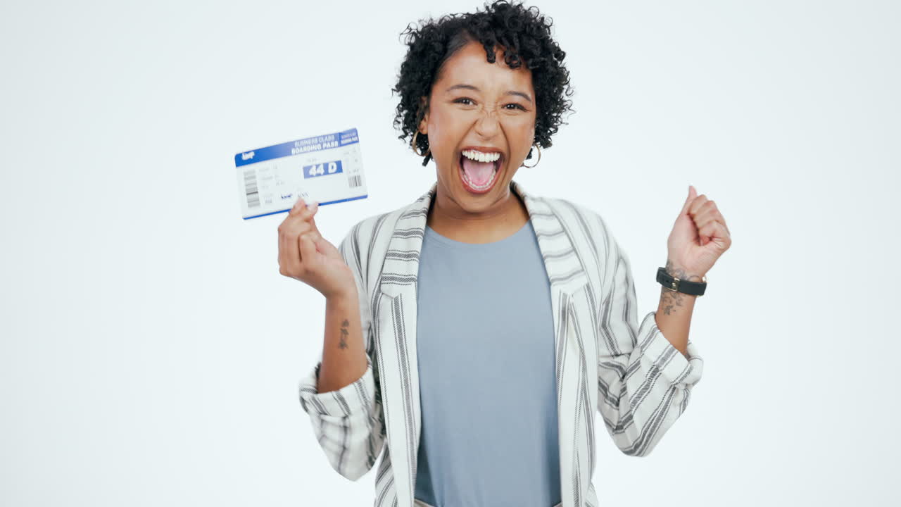 mujer, billete de avión y celebración en el estudio