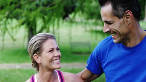 pareja madura sonriendo en el parque