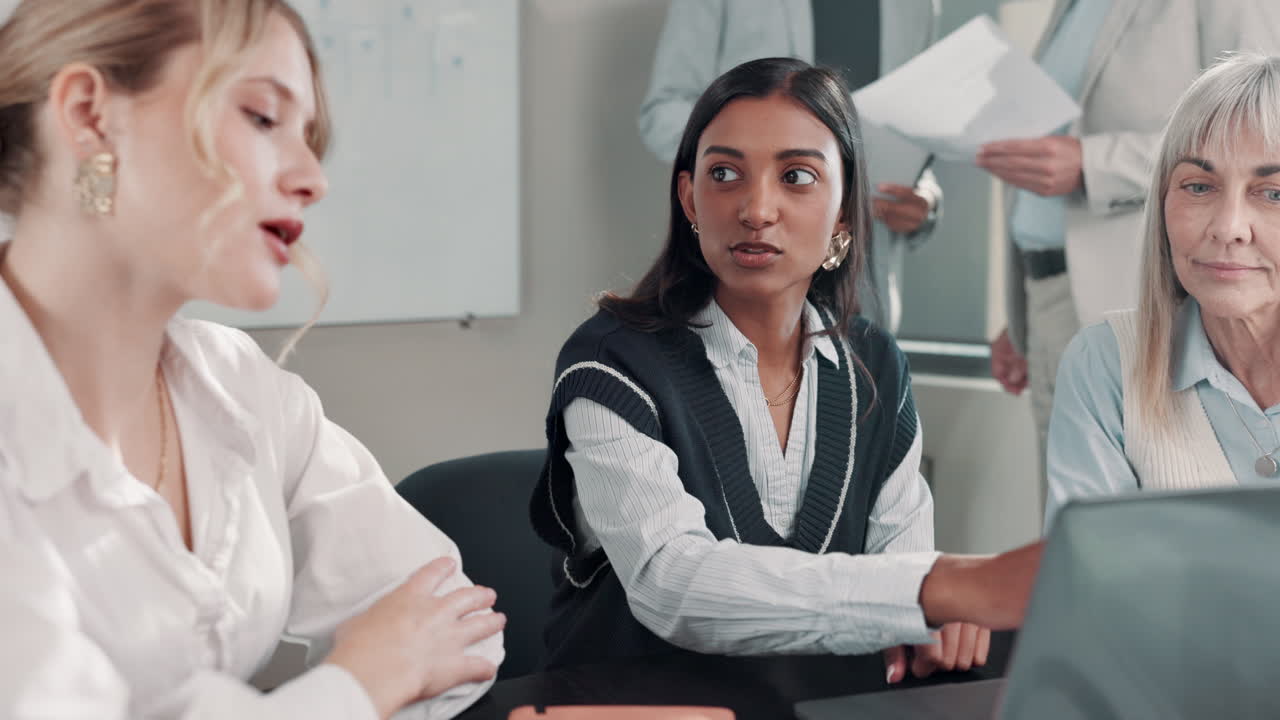 reunión de negocios con un equipo diverso