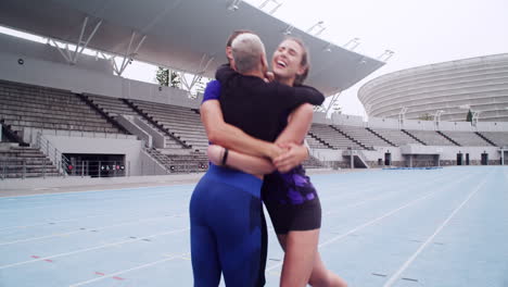 mujeres celebrando el éxito en la pista