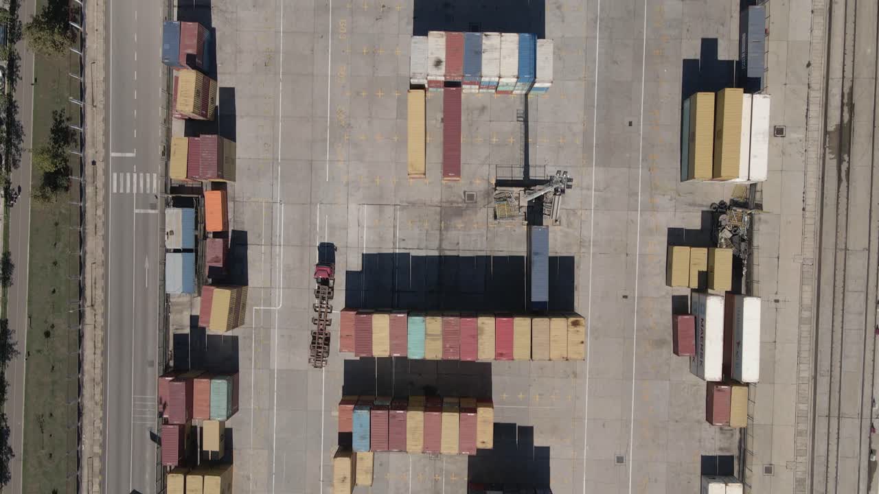 Overflyvning i fugleperspektiv af velordnet containerhavn i Durres, Albanien