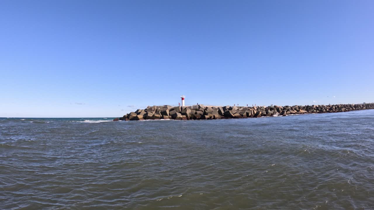 바위 붕괴물 에 부히는 파도