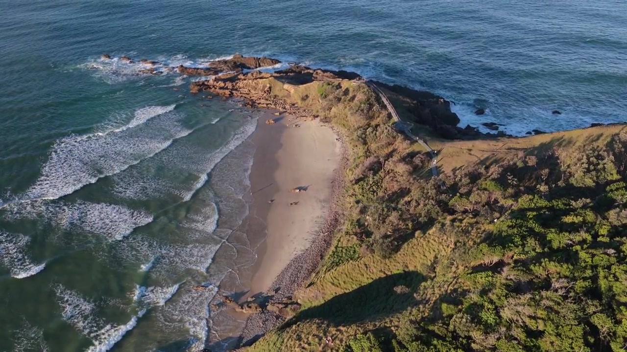 Spiaggia di Little Wategos e piattaforma di osservazione di Cape Byron a Byron Bay, NSW, Australia. - ripresa aerea