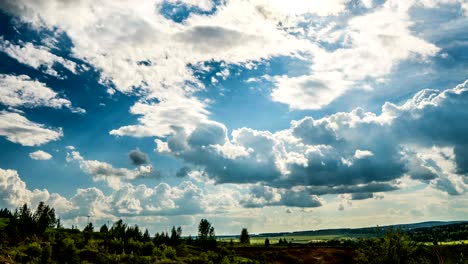 cielo azul nubes blancas fondo lapso de tiempo. hermoso tiempo en el cielo nublado. belleza de color brillante, luz en la naturaleza de verano. abstracto esponjoso, hinchado paisaje de nubes en el tiempo de lapso de aire. bucle de video