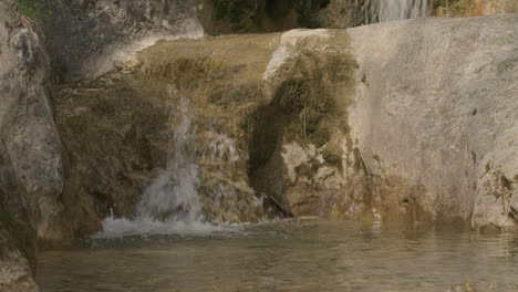 Kleiner-Wasserfall-In-Einer-Schlucht,-Zeitlupe