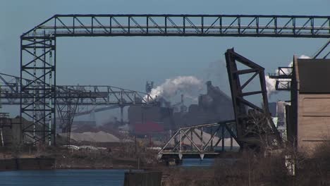 Ein-Blick-Auf-Die-Ausrüstungspipeline-Für-Industriegebäude-Und-Die-Strukturen,-Die-Einen-Fluss-überspannen