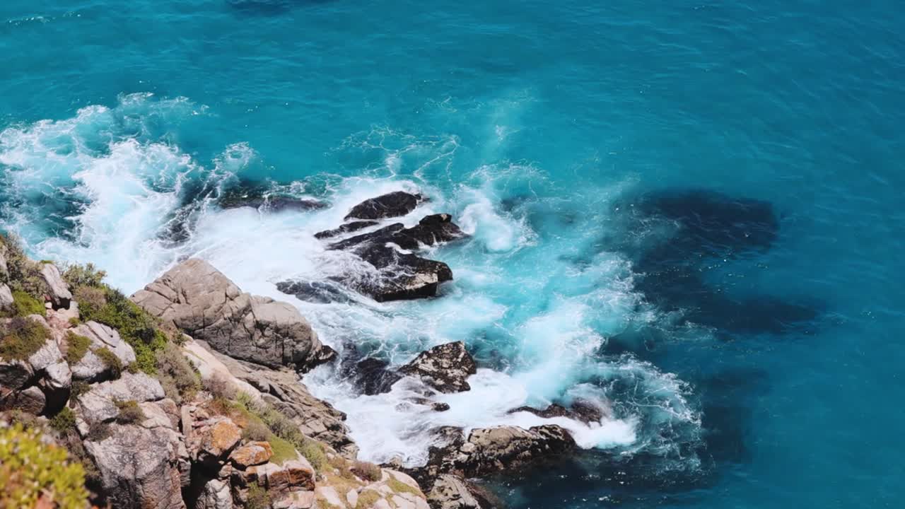 Veduta aerea delle onde oceaniche che si schiantano contro le rocce