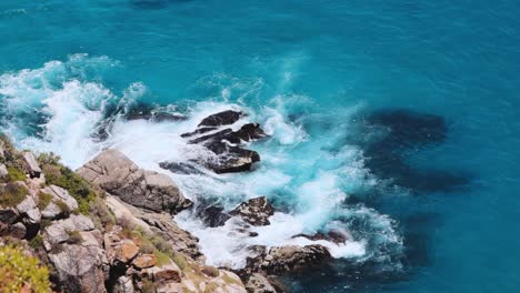 Vista-Aérea-De-Las-Olas-Del-Mar-Rompiendo-En-Las-Rocas