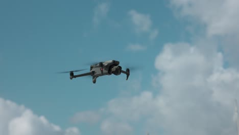 dji mavic 3 pro drone voando em direção à cidade