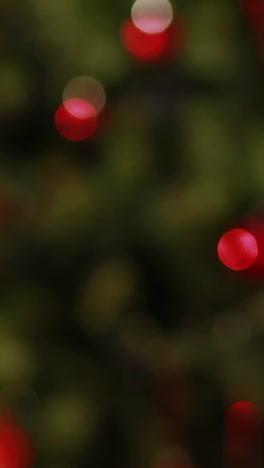 luces parpadeantes en el árbol de navidad fuera de foco