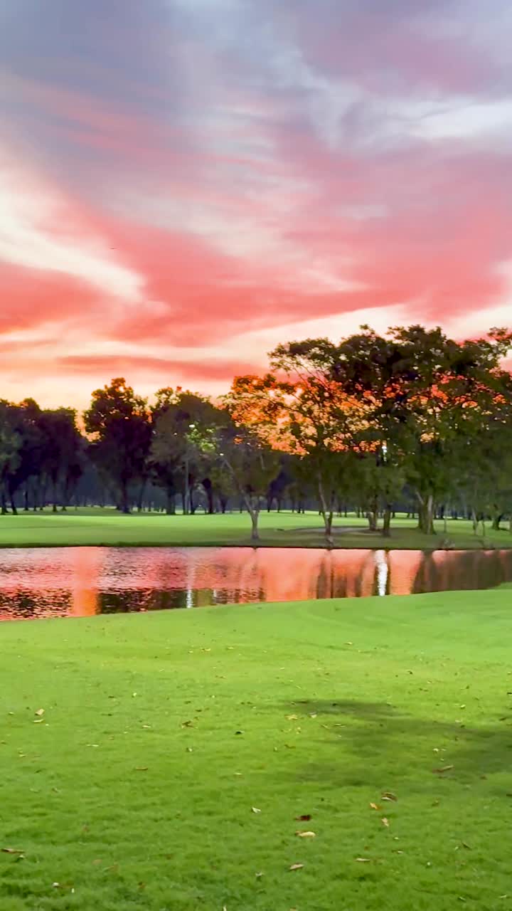 un atardecer vibrante en un sereno campo de golf
