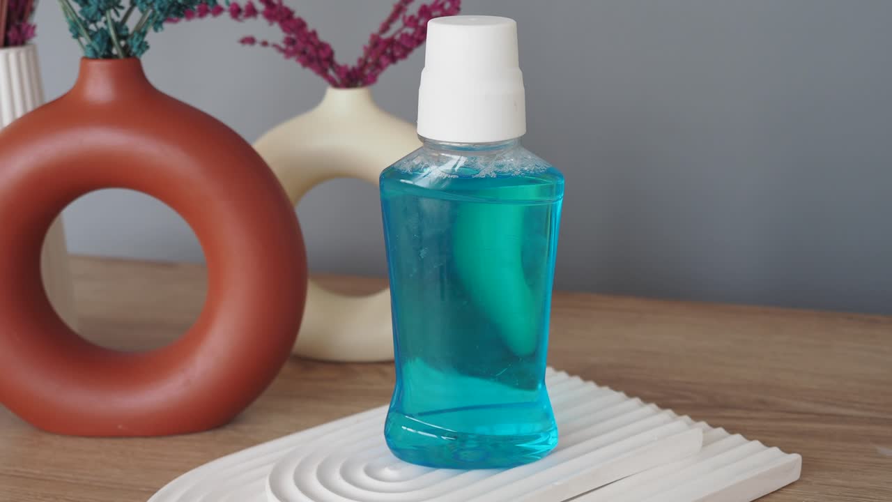 una botella de enjuague bucal