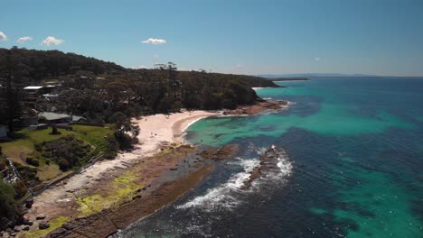 vista aérea sobre la playa de hyams en jervis bay, nsw, australia - reversa, disparo de drones