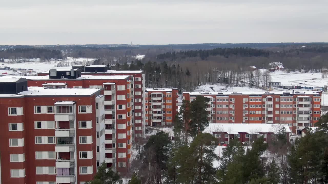 edificios de apartamentos de estocolmo con cubierta de nieve invernal - sobrevuelo aéreo