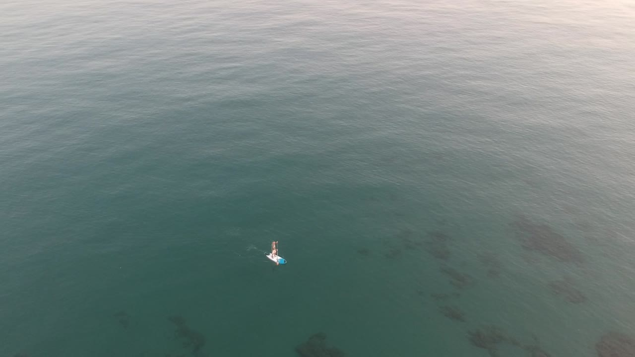 vista aérea con drones sobre una playa del sur de españa en marbella, andalucía, españa, olas tranquilas en aguas cristalinas