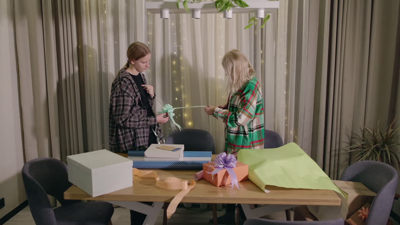 друзья упаковывают подарки вместе
