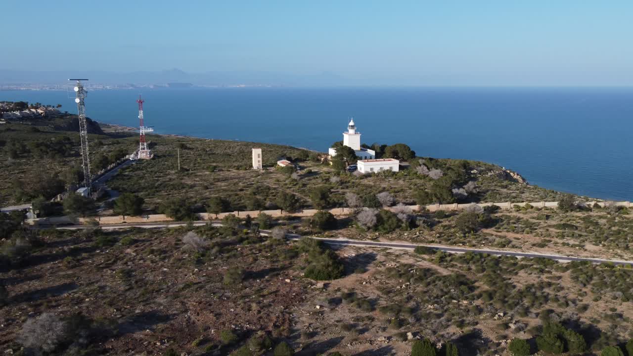 Santa Pola, İspanya'daki uçurumun tepesindeki deniz feneri.