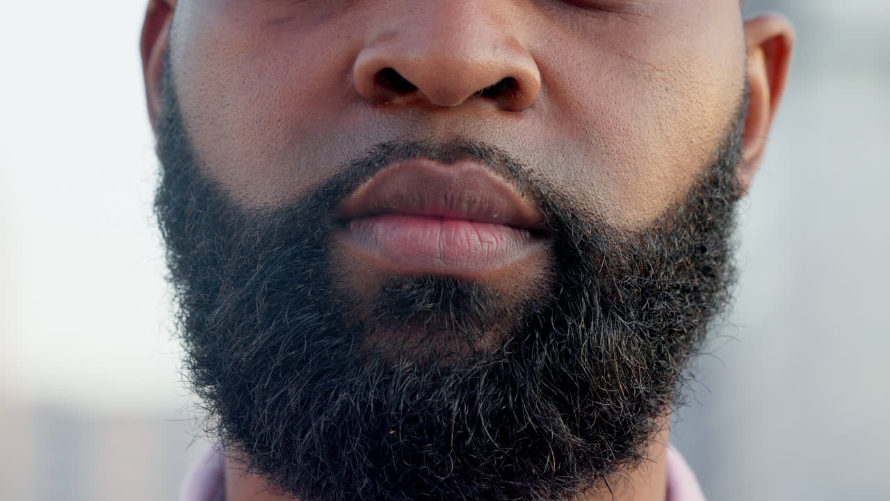 un joven optimista con una sonrisa brillante