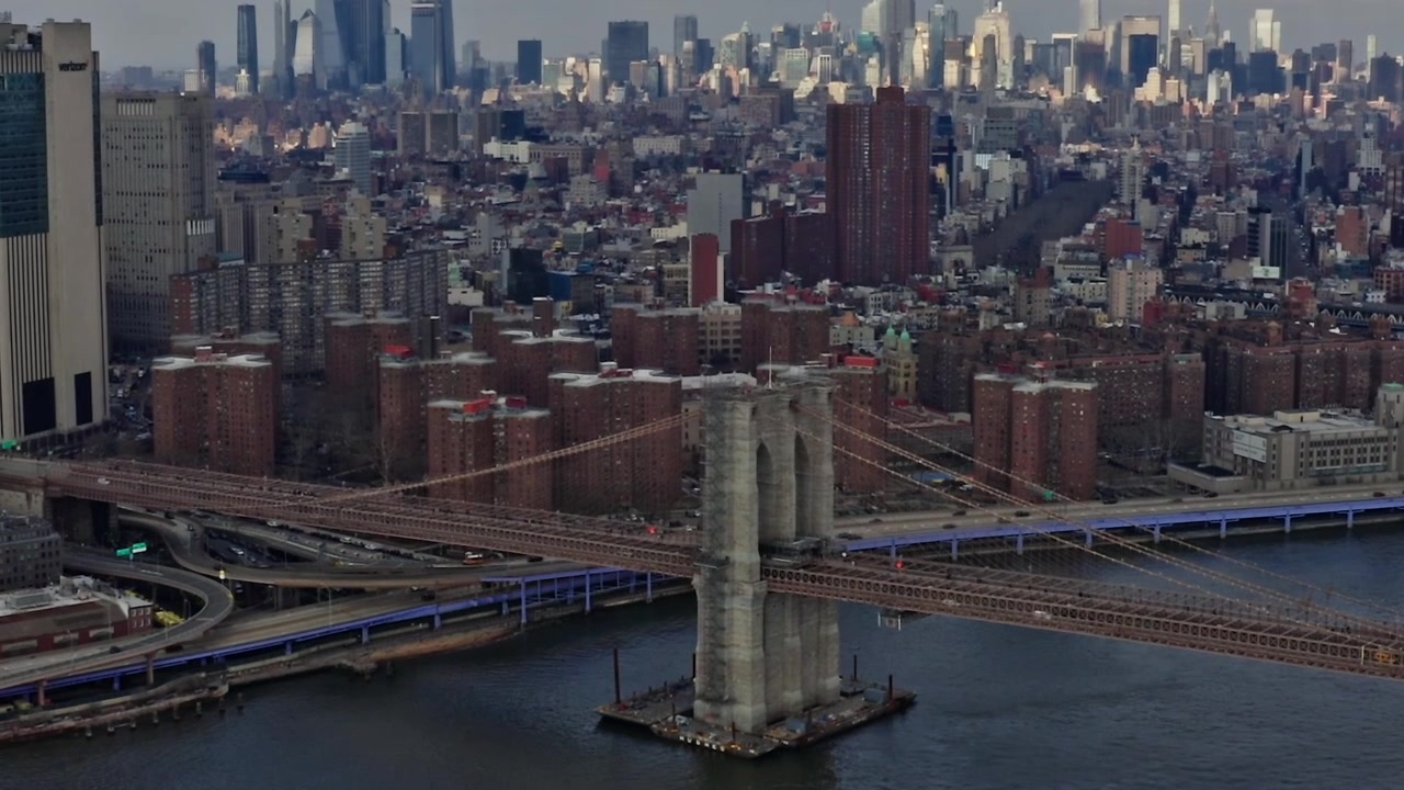 A Ponte do Brooklyn conecta Manhattan e Brooklyn na cidade de Nova York.